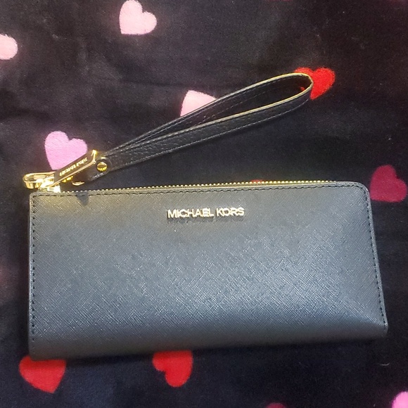 NWOT Michael Kors black wristlet with inside compartments - Picture 2 of 7